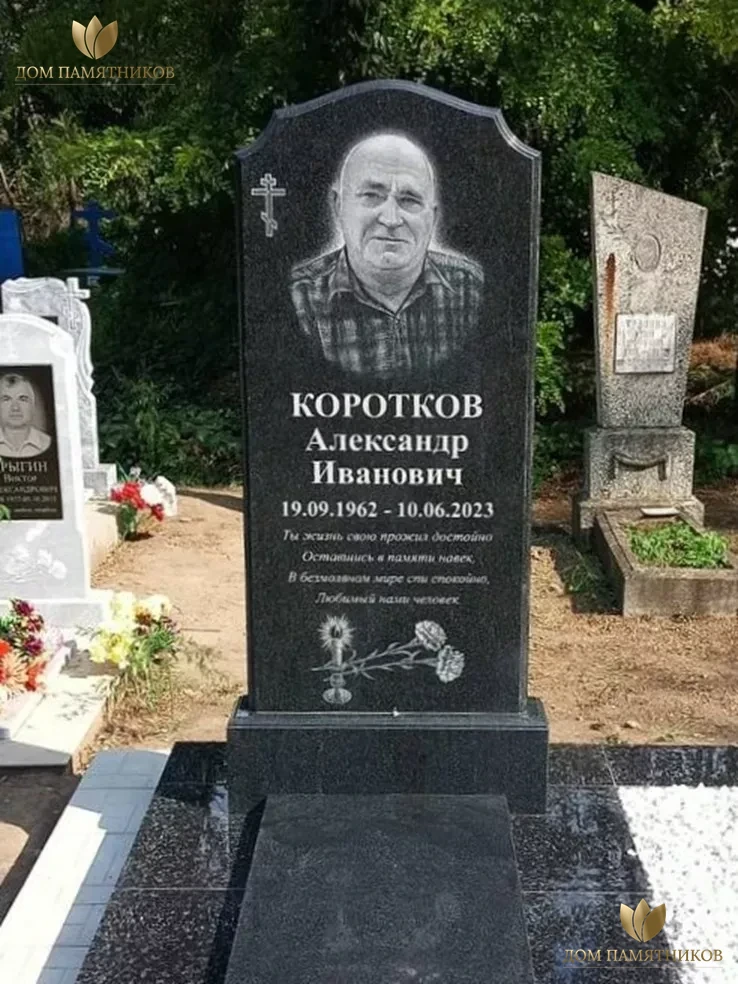 Памятник из гранита Плечики 12