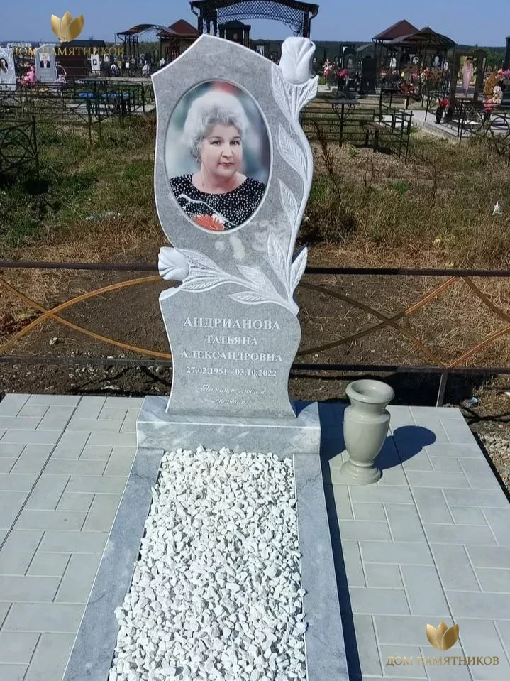 Памятник из мрамора Розы