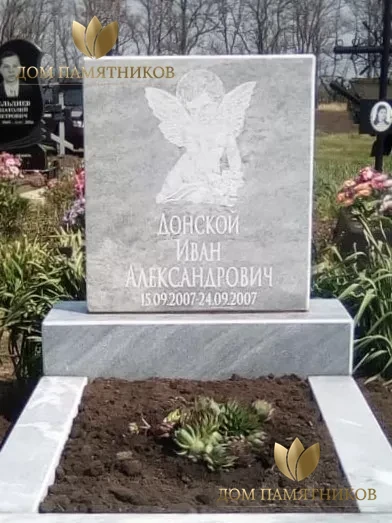 Памятник из мрамора Эконом